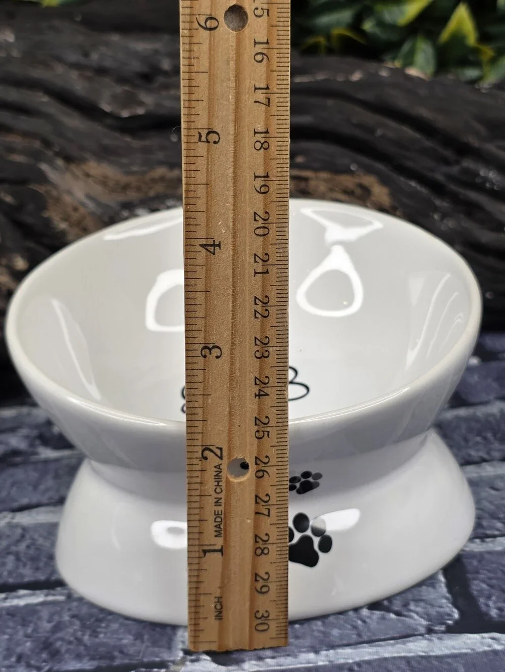 YHY Raised Tilted Ceramic Cat Bowl with Paw Prints & “Yummy!” Design